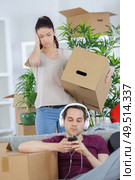 young woman threatening husband at home. Стоковое фото, агентство Ingram Publishing / Фотобанк Лори