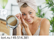 a young woman plucking eyebrows. Стоковое фото, агентство Ingram Publishing / Фотобанк Лори