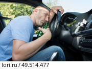 drunk man slumped over the wheel of his car. Стоковое фото, агентство Ingram Publishing / Фотобанк Лори