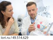 doctor showing eye model to patient. Стоковое фото, агентство Ingram Publishing / Фотобанк Лори
