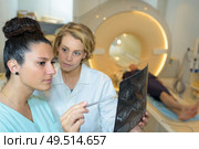 doctors discussing intestines xray at medical office. Стоковое фото, агентство Ingram Publishing / Фотобанк Лори