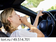 a tired female driver yawning. Стоковое фото, агентство Ingram Publishing / Фотобанк Лори