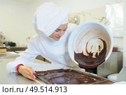 female chocolatier working with melted chocolate. Стоковое фото, агентство Ingram Publishing / Фотобанк Лори