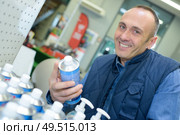 shop assistant tidying up productos on the shelf. Стоковое фото, агентство Ingram Publishing / Фотобанк Лори