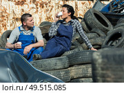 workers having a break in a tyre yard. Стоковое фото, агентство Ingram Publishing / Фотобанк Лори