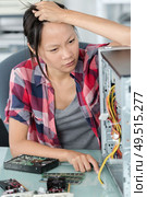 frustrated intern trying to fix a computer. Стоковое фото, агентство Ingram Publishing / Фотобанк Лори
