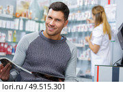 man waiting for advise on cosmetic product. Стоковое фото, агентство Ingram Publishing / Фотобанк Лори