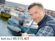 man looking down at port. Стоковое фото, агентство Ingram Publishing / Фотобанк Лори