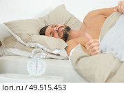 man asleep in bed alarmclock ready six oclock. Стоковое фото, агентство Ingram Publishing / Фотобанк Лори