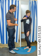 a couple buying new wetsuit. Стоковое фото, агентство Ingram Publishing / Фотобанк Лори