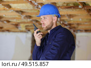 man with a walkie talkie. Стоковое фото, агентство Ingram Publishing / Фотобанк Лори