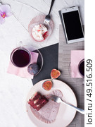 life style set at meeting in cafe.Thai blue, Butterfly pea tea served with fresh figs and panna cotta cake and fruit piece of cake on serving napkins. flat lay. Стоковое фото, агентство Ingram Publishing / Фотобанк Лори