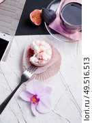 life style set at meeting in cafe.Thai blue, Butterfly pea tea served with fresh figs and panna cotta cake and fruit piece of cake on serving napkins. flat lay. Стоковое фото, агентство Ingram Publishing / Фотобанк Лори