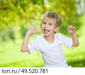 Portrait small the poseurs, grimacing in a summer garden. Стоковое фото, агентство Ingram Publishing / Фотобанк Лори