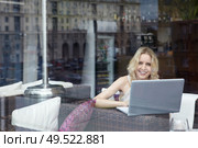 Happy young girl with laptop in restaurant. Стоковое фото, агентство Ingram Publishing / Фотобанк Лори