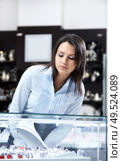 The attractive girl considers a show-window. Стоковое фото, агентство Ingram Publishing / Фотобанк Лори