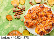 Pumpkin buns with nuts and brown sugar.Cinnamon rolled pumpkin buns. Freshly baked cinnabon buns. Стоковое фото, агентство Ingram Publishing / Фотобанк Лори