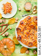 Pumpkin buns with nuts and brown sugar.Cinnamon rolled pumpkin buns. Freshly baked cinnabon buns. Стоковое фото, агентство Ingram Publishing / Фотобанк Лори
