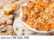 Pumpkin buns with nuts and brown sugar.Cinnamon rolled pumpkin buns. Freshly baked cinnabon buns. Стоковое фото, агентство Ingram Publishing / Фотобанк Лори