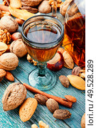 Fragrant nutty liquor tincture.Walnut liquor, sweet table alcoholic drink. Autumn nutty liquor. Стоковое фото, агентство Ingram Publishing / Фотобанк Лори