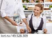 The waiter brings to the visitor the ordered dessert. Стоковое фото, агентство Ingram Publishing / Фотобанк Лори