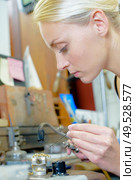 Jeweler repairing chain. Стоковое фото, агентство Ingram Publishing / Фотобанк Лори