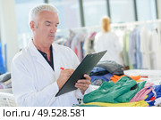 a mature worker using a clipboard. Стоковое фото, агентство Ingram Publishing / Фотобанк Лори