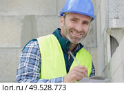 builder preparing estimate for exterior home improvement. Стоковое фото, агентство Ingram Publishing / Фотобанк Лори