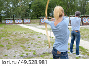 portrait of a woman aiming at the target. Стоковое фото, агентство Ingram Publishing / Фотобанк Лори