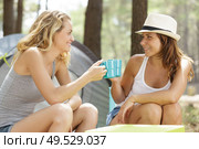 two women are drinking coffee outdoors. Стоковое фото, агентство Ingram Publishing / Фотобанк Лори