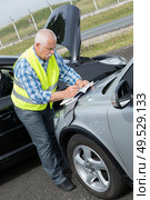 senior establishing friendly report after trafic accident. Стоковое фото, агентство Ingram Publishing / Фотобанк Лори