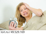 panic woman waking up late in morning. Стоковое фото, агентство Ingram Publishing / Фотобанк Лори