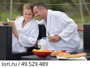couple laughs and hugs happily on their summer holidays. Стоковое фото, агентство Ingram Publishing / Фотобанк Лори