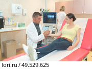 doctor with female patient undergoing arm echography. Стоковое фото, агентство Ingram Publishing / Фотобанк Лори