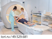 happy patient undergoing mri scan at hospital. Стоковое фото, агентство Ingram Publishing / Фотобанк Лори