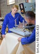 close up of a team connecting the sheets. Стоковое фото, агентство Ingram Publishing / Фотобанк Лори