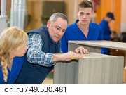 teacher with students in workshop. Стоковое фото, агентство Ingram Publishing / Фотобанк Лори