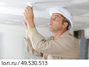 man fitting a low energy cfl light bulb. Стоковое фото, агентство Ingram Publishing / Фотобанк Лори