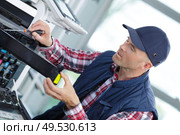 man fixing copier in the office. Стоковое фото, агентство Ingram Publishing / Фотобанк Лори