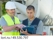 builder giving instructions to employee. Стоковое фото, агентство Ingram Publishing / Фотобанк Лори