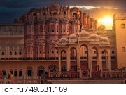 Hawa Mahal  is a harem in the palace complex of the Jaipur Maharaja, built of pink sandstone in the form of the crown of Krishna. Стоковое фото, агентство Ingram Publishing / Фотобанк Лори