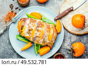 Roasted pork loin with baked persimmon.Homemade barbecue pork. Baked pork fillet with persimmon. Стоковое фото, агентство Ingram Publishing / Фотобанк Лори