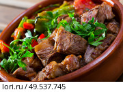 Tasty dish ghiveci of bulgarian cuisine of beef with paprika at clay pot. Стоковое фото, фотограф Яков Филимонов / Фотобанк Лори