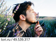 Young man in a field of flowers, a tale of a new masculinity. Стоковое фото, агентство Ingram Publishing / Фотобанк Лори