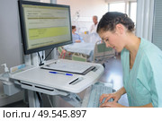 a nurse checking hospital screen. Стоковое фото, агентство Ingram Publishing / Фотобанк Лори