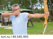 a man pulling the arrow string. Стоковое фото, агентство Ingram Publishing / Фотобанк Лори