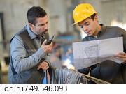 manager with storeman controlling goods delivery. Стоковое фото, агентство Ingram Publishing / Фотобанк Лори