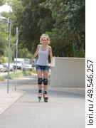 young female exercise outdoor on rollerblades. Стоковое фото, агентство Ingram Publishing / Фотобанк Лори