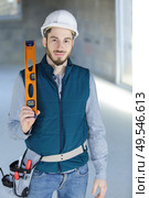 onstruction worker holding levelling tool. Стоковое фото, агентство Ingram Publishing / Фотобанк Лори