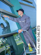 a male professional window cleaner. Стоковое фото, агентство Ingram Publishing / Фотобанк Лори